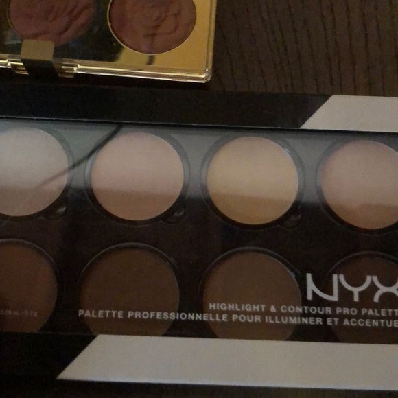 Cosmetics, one chanel 👄 brand new - Picture 4 of 5